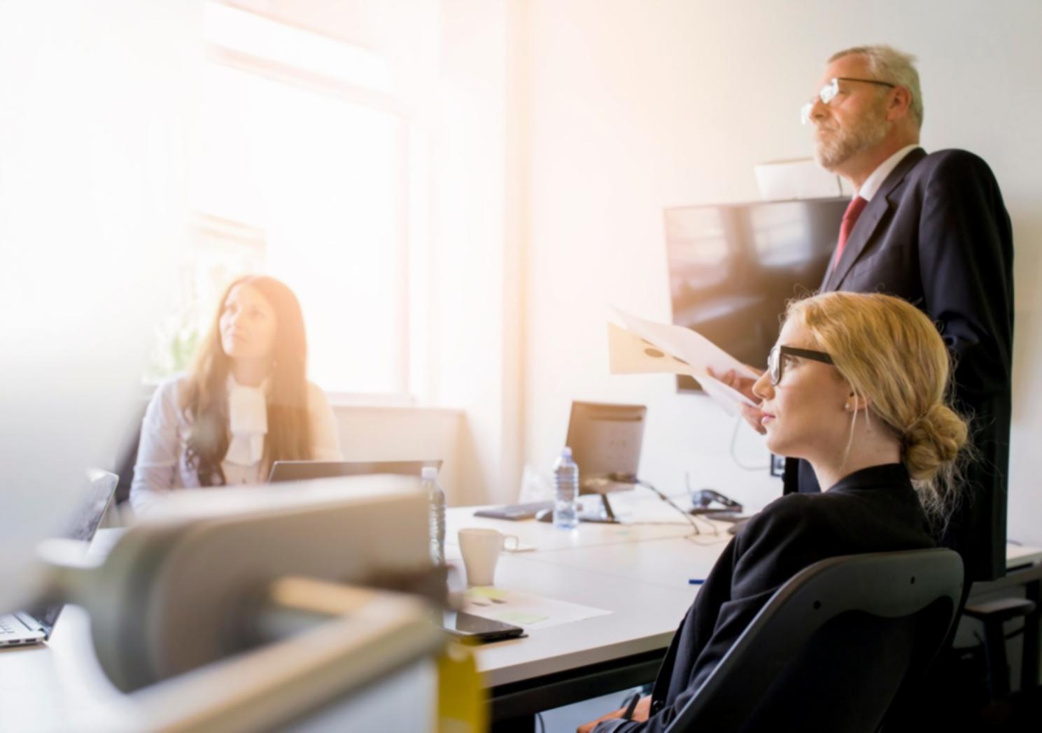 Moderne Arbeitsumgebung für Finanzanalytiker