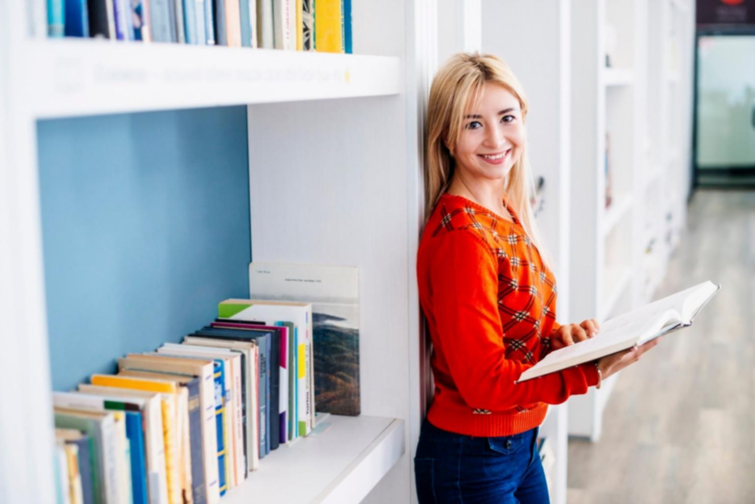 Seminarsaal mit modernen Arbeitsplätzen für Finanzanalyse